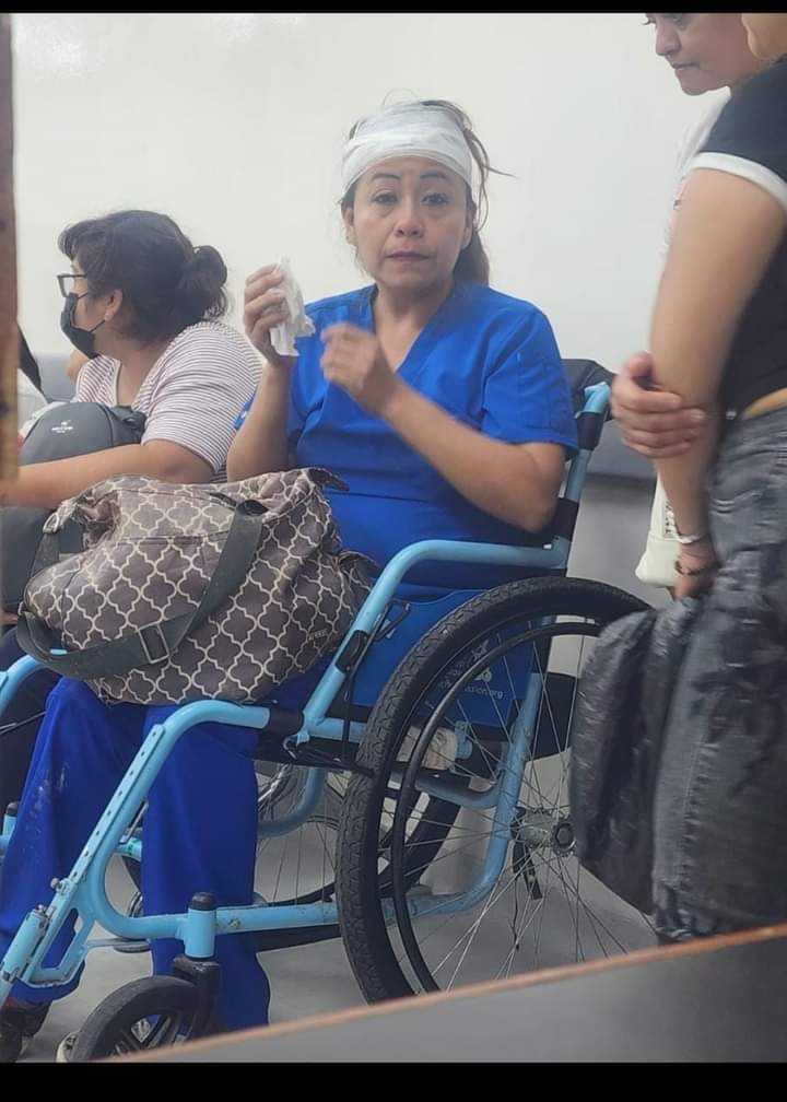 #ServicioSocial | Reportan a mujer que se encuentra en Hospital Zacamil, la paciente, habría tenido un accidente según difunden y no se sabe quién es ya que se encuentra totalmente desorientada y no porta documentos personales.