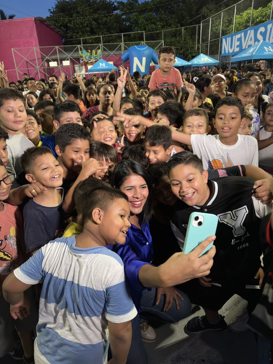 Elisa_Rosalesv's tweet photo. Celebramos con los niños de la comunidad Iberia en San Salvador como nunca antes visto.

Ellos disfrutaron de payasos, dinámicas y regalos sorpresas 🥳 https://t.co/EJ7BYMeegd