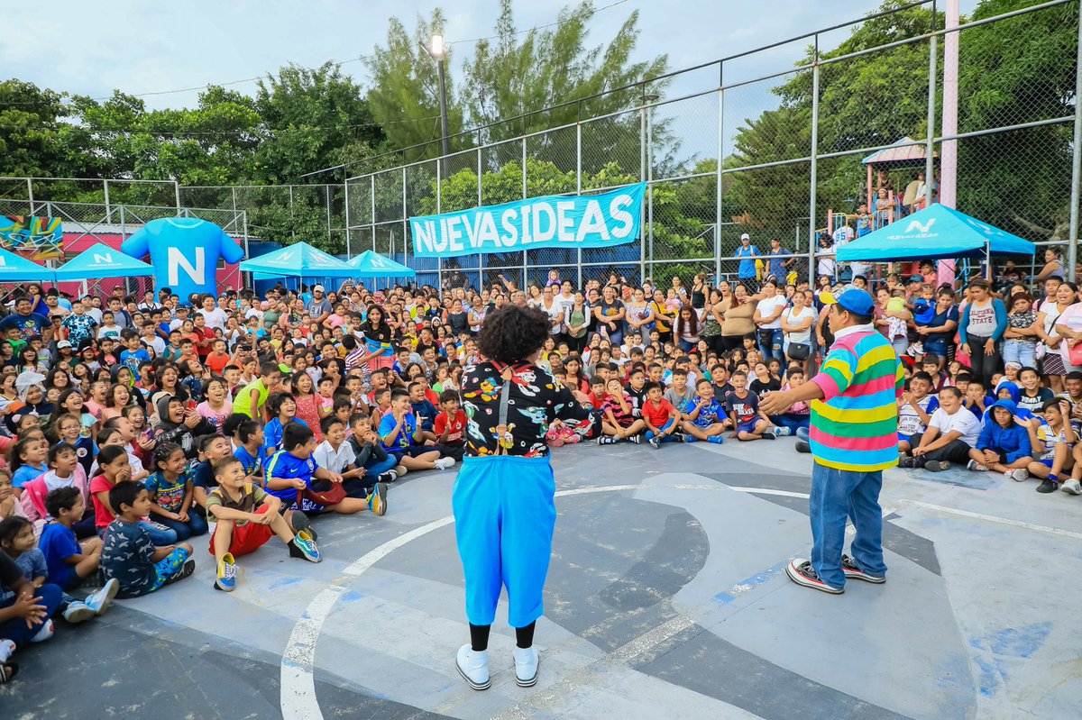 Elisa_Rosalesv's tweet photo. Celebramos con los niños de la comunidad Iberia en San Salvador como nunca antes visto.

Ellos disfrutaron de payasos, dinámicas y regalos sorpresas 🥳 https://t.co/EJ7BYMeegd