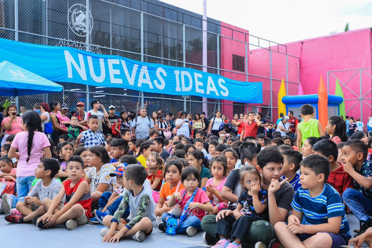 Elisa_Rosalesv's tweet photo. Celebramos con los niños de la comunidad Iberia en San Salvador como nunca antes visto.

Ellos disfrutaron de payasos, dinámicas y regalos sorpresas 🥳 https://t.co/EJ7BYMeegd
