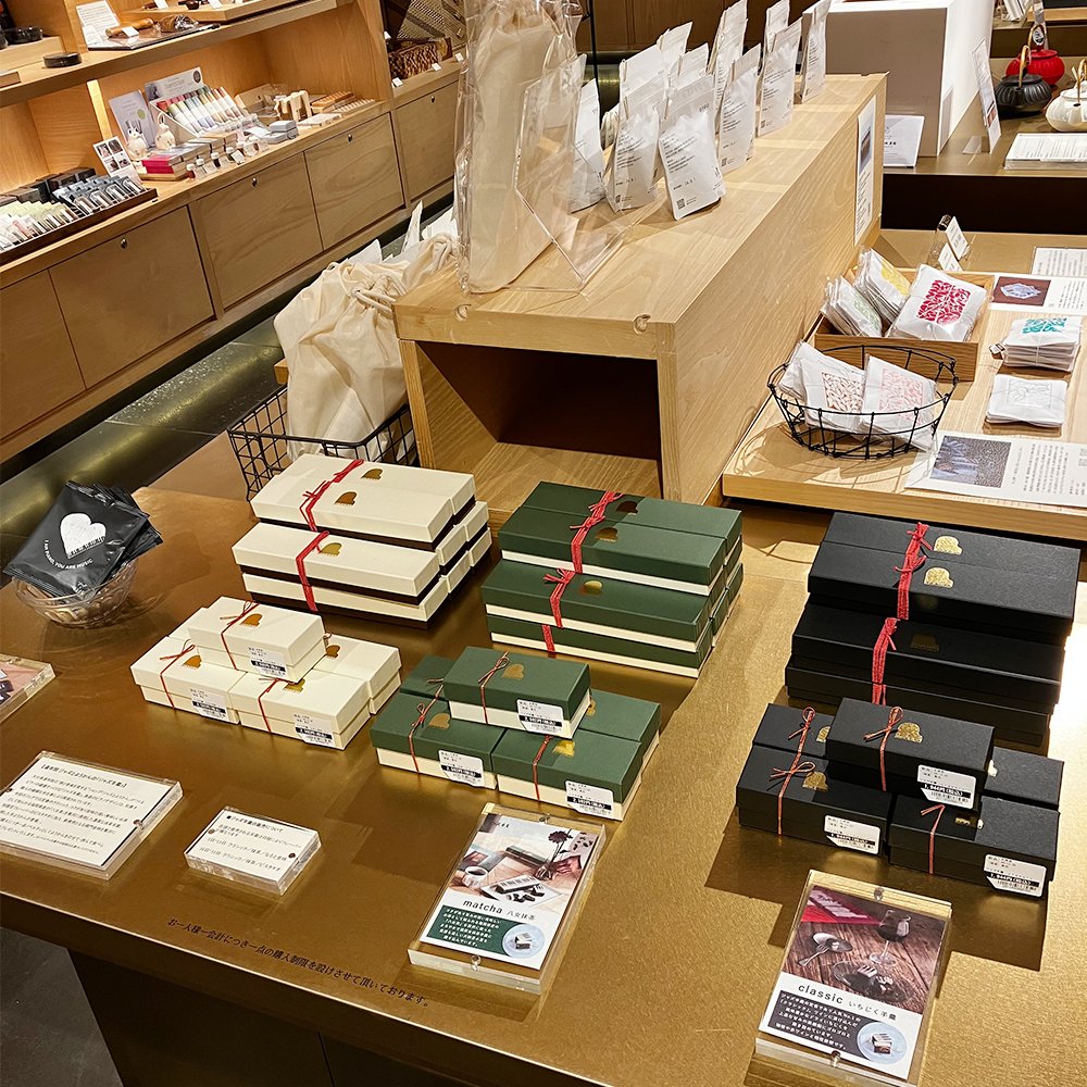 GINZA_TSUTAYA's tweet photo. 10/31(火)まで文具売り場にて「秋感じる和の味覚」と題して、お茶とお茶に合う #和菓子 を販売します✨
湯布院 ジャズとようかんの「#ジャズ羊羹」
井上茶寮の「#カヌレ羊羹」
#タケノとおはぎ
EN TEA #entea
岩鋳の「#急須」
販売方法は、詳細ページにてご確認ください。▶https://t.co/1MzTldniFD https://t.co/axrhmiALhb
