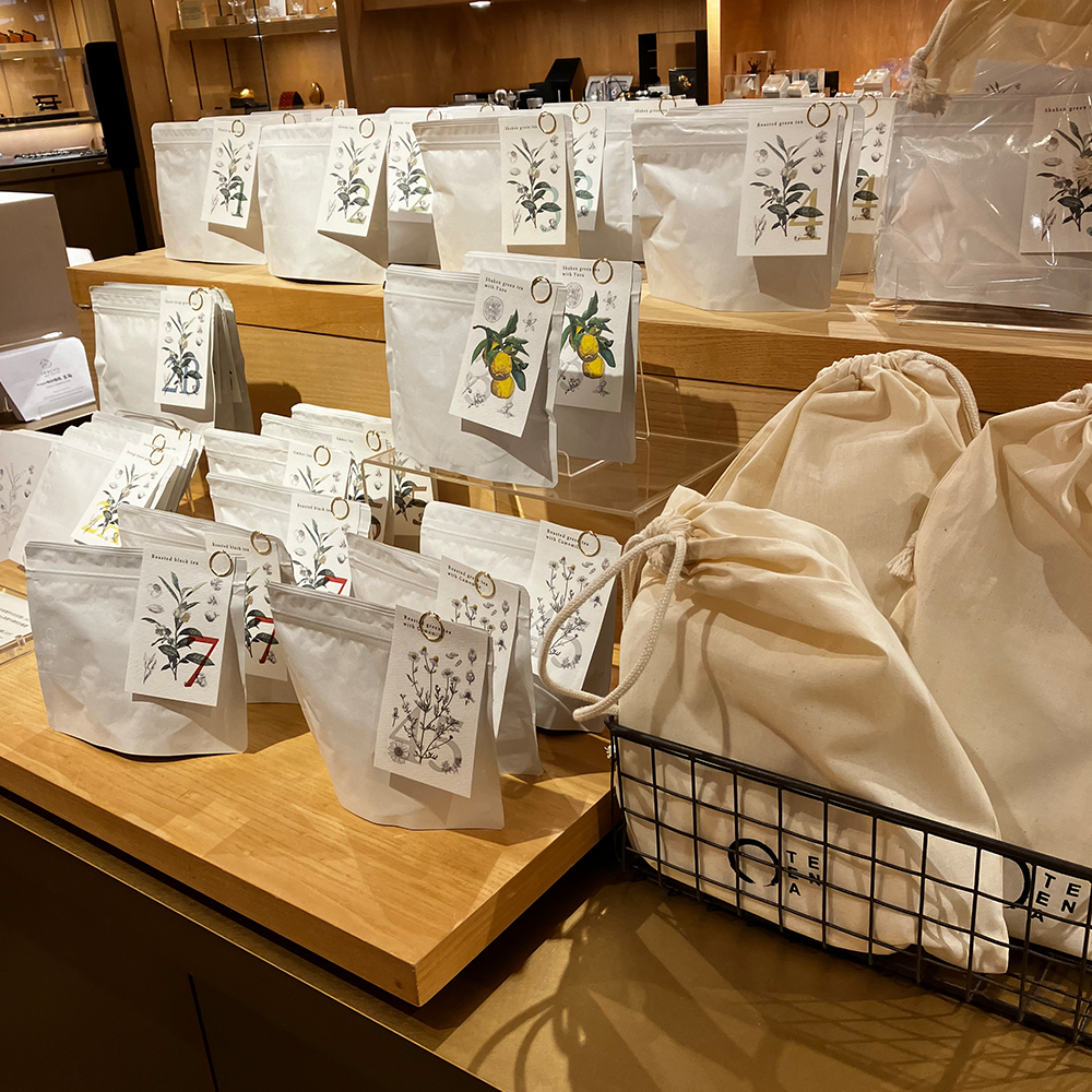 GINZA_TSUTAYA's tweet photo. 10/31(火)まで文具売り場にて「秋感じる和の味覚」と題して、お茶とお茶に合う #和菓子 を販売します✨
湯布院 ジャズとようかんの「#ジャズ羊羹」
井上茶寮の「#カヌレ羊羹」
#タケノとおはぎ
EN TEA #entea
岩鋳の「#急須」
販売方法は、詳細ページにてご確認ください。▶https://t.co/1MzTldniFD https://t.co/axrhmiALhb