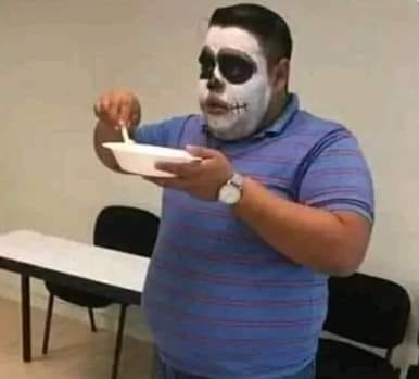 _xmemes's tweet photo. eu dia 31 de outubro fantasiado de morto de fome https://t.co/WBZKRC0N0o