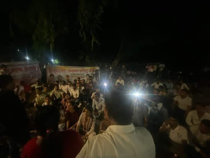 बेरोजगारी खींच कर नई शिक्षकभर्ती के लिए संघर्षरत छोटे भाइयों को पत्थर वाले गिरजाघर ले आई है। प्रयागराज की धरती का ये संघर्ष आप सबको सुखद परिणति दे यही शुभेच्छा <a href="/RajatsinghAU/">रजत सिंह(प्रदेश अध्यक्ष)</a> <a href="/VishuYadav01/">विशु यादव (प्रदेश उपाध्यक्ष)</a> 

घर बैठने वालों को भी घर बैठे बैठे भी जीवित नजर आना चाहिए #शिक्षकभर्ती