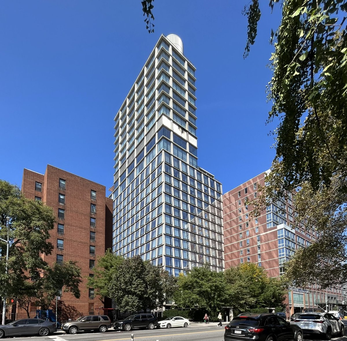 HillThalisAUP's tweet photo. #hertogdemeuron NYC tower 2;
The Public Hotel on Chrystie St in The Bowery designed with seemingly more care.
Splay window walls, stepped scale with small footprint tower rising, intense entry garden to street, very well resolved detail of corner columns.
#Starchitect hit & miss? https://t.co/hyDTdlnFDM