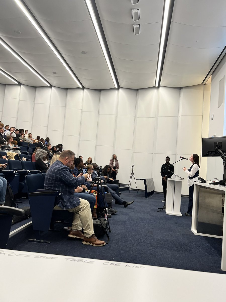 GlendonGENIAL's tweet photo. What a great night for #entrepreneurship in French! Thanks to all members of the #Toronto #francophone and francophile community and the business community for attending our 2023 @glendongenial students entrepreneurs pitch competition with #Desjardins support.

#yorku #glendon https://t.co/de0yth9BJd