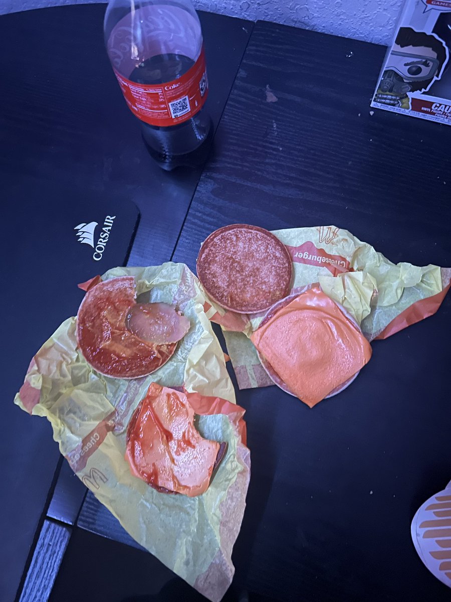 ShockruhFPS's tweet photo. @McDonalds New Cheeseburger https://t.co/CwcWRVe9xk