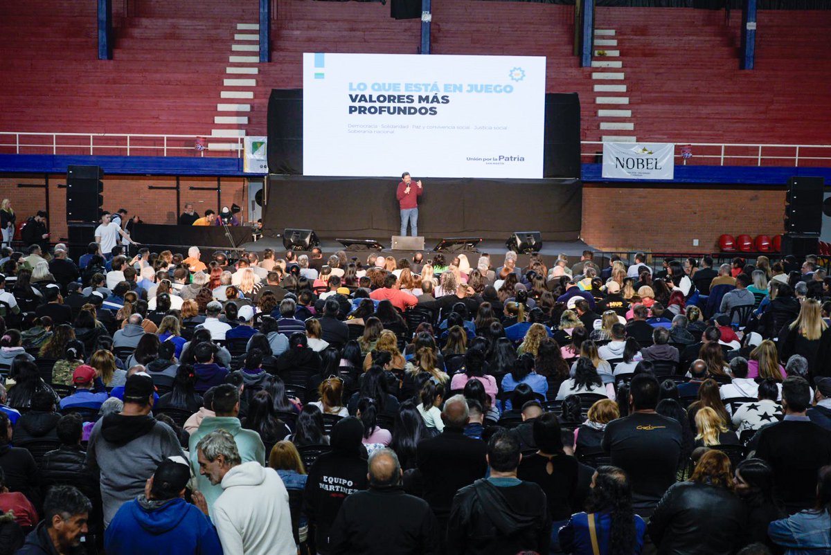 jonicifelli's tweet photo. Para cuidar San Martín y la Patria tenemos con quien: @SergioMassa @Kicillofok y @fmoreiraok. 

Nos encontramos en un gran plenario militante para organizar nuestra militancia en los últimos días de campaña. 

¡No vamos a permitir que la derecha destruya lo que construimos! https://t.co/6asLIyaGFJ