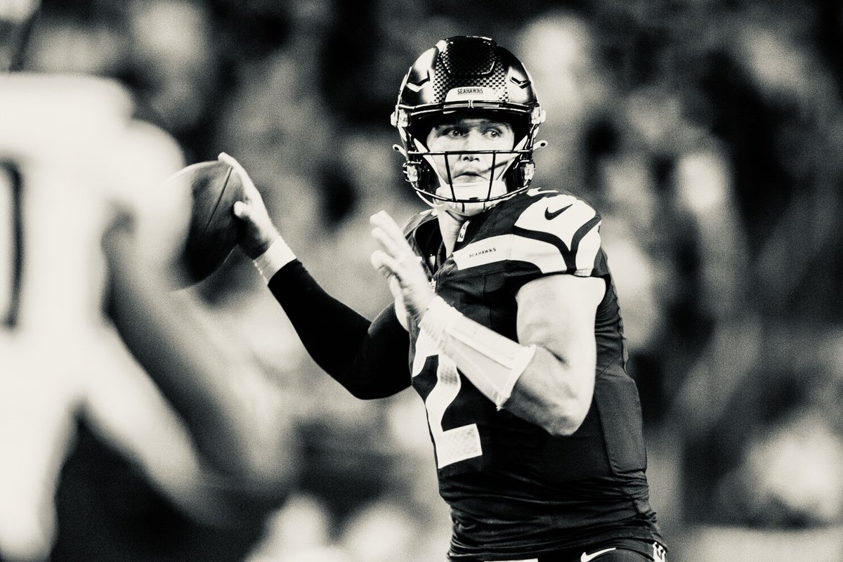 Fantasy_Dads's tweet image. 🚨Breaking: Drew Lock is now holding the reins as QB for the Seahawks! 🏈💙💚 #Seahawks #LockAndLoad