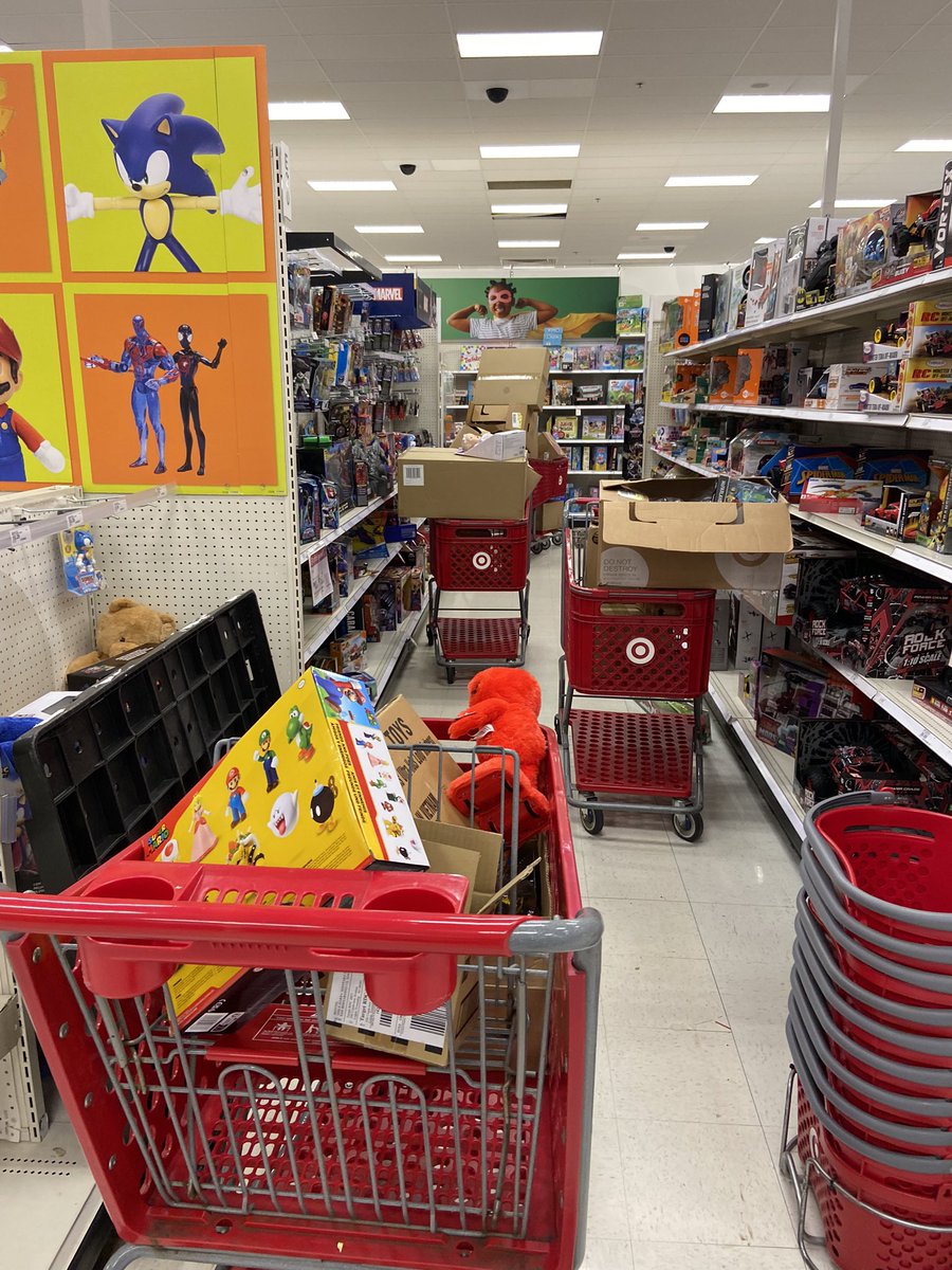bbfrombkln's tweet photo. Hey @Target is this how you want customers to shop?? #target https://t.co/XfOToljjoB