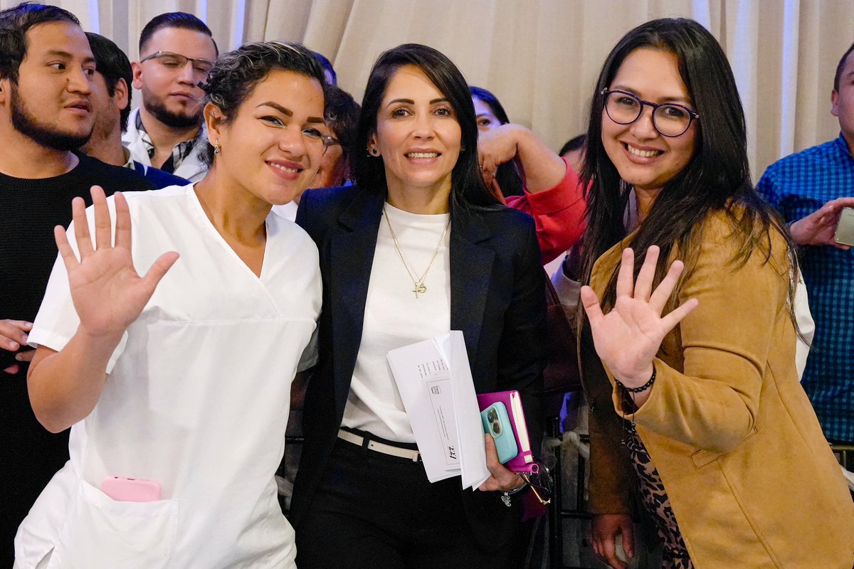 LuisaGonzalezEc's tweet photo. Emotivo encuentro con las representantes de las enfermeras de Ecuador. Nuestro compromiso con el personal de salud es inquebrantable: presupuesto y esfuerzo coordinado serán las claves para revitalizar nuestro sistema de salud público. ¡Agradezco profundamente su apoyo y afecto!

#PorElBienDeTodos
#LuisaPresidenta