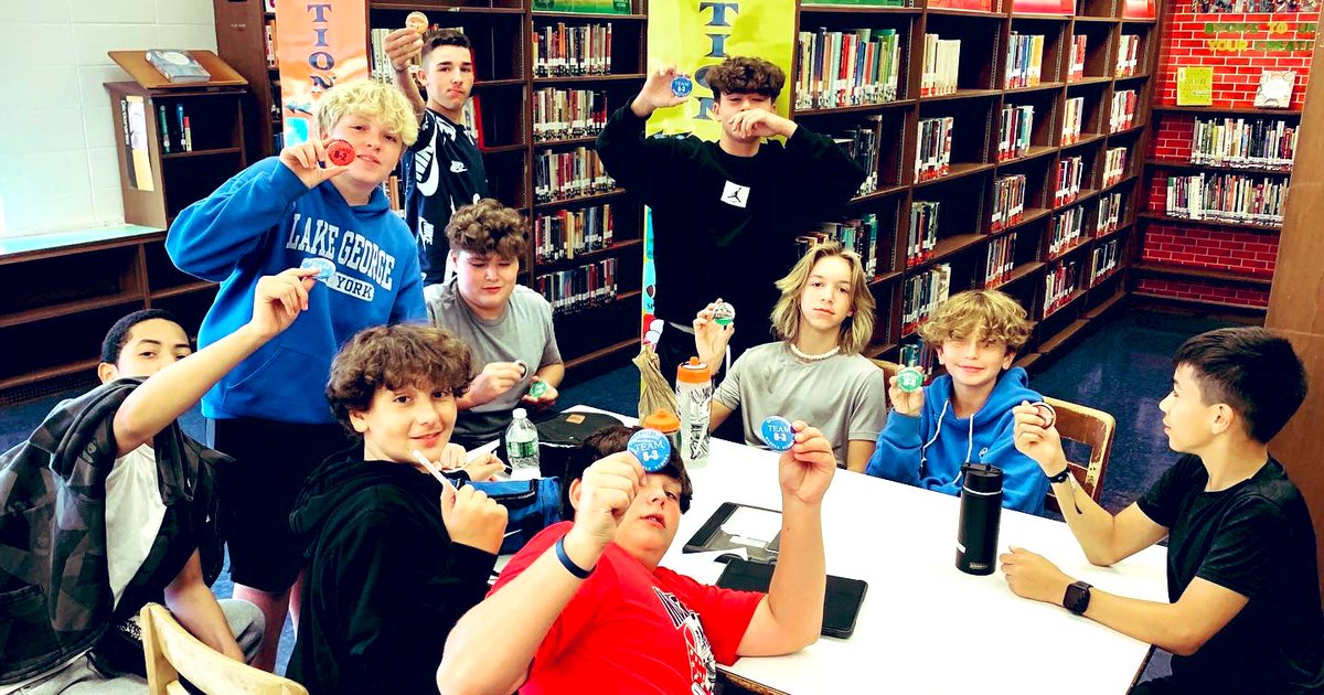 LIB_OMS's tweet image. Kicking off Maker Monday with a student favorite! @OMS_NY #buttonmaking #makers #recess #middleschoollibrary #librarylife #buttons @AmericanButton