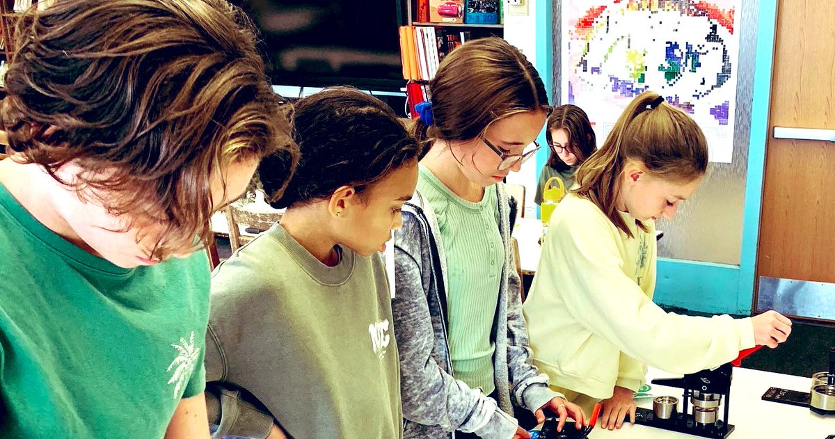 LIB_OMS's tweet image. Kicking off Maker Monday with a student favorite! @OMS_NY #buttonmaking #makers #recess #middleschoollibrary #librarylife #buttons @AmericanButton