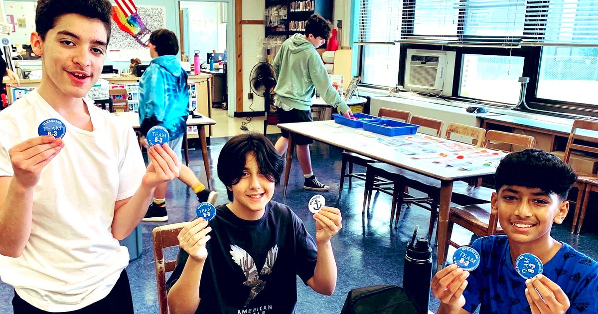 LIB_OMS's tweet image. Kicking off Maker Monday with a student favorite! @OMS_NY #buttonmaking #makers #recess #middleschoollibrary #librarylife #buttons @AmericanButton