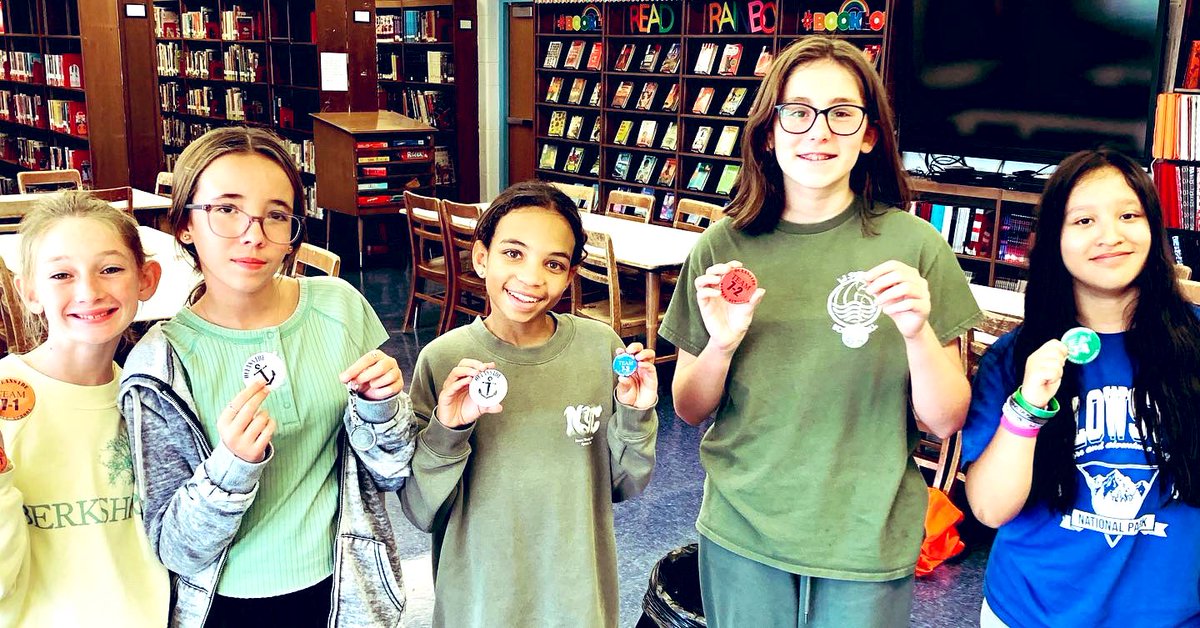 LIB_OMS's tweet image. Kicking off Maker Monday with a student favorite! @OMS_NY #buttonmaking #makers #recess #middleschoollibrary #librarylife #buttons @AmericanButton