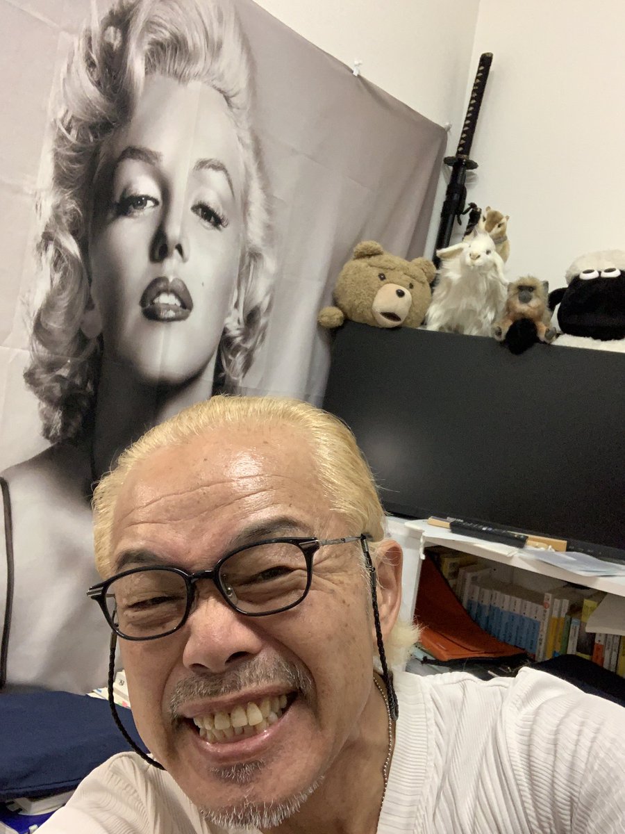 za_sonzaijigen's tweet photo. お笑いファンの皆様、おはよう！
いよいよ公約した明日M-1リベンジ。　
返討ちにあうか否か審査員次第。☹️
最後の稽古に臨むべく、金髪も一新。
コレでマリリンとおんなじ輝き⁉︎😍
あタタタ〜ッ！俺は既に◯◯してる。😤
今日も前説はお休みでーす！😅
オマケ：隅田川散歩動画 https://t.co/QOHIlKIGmX