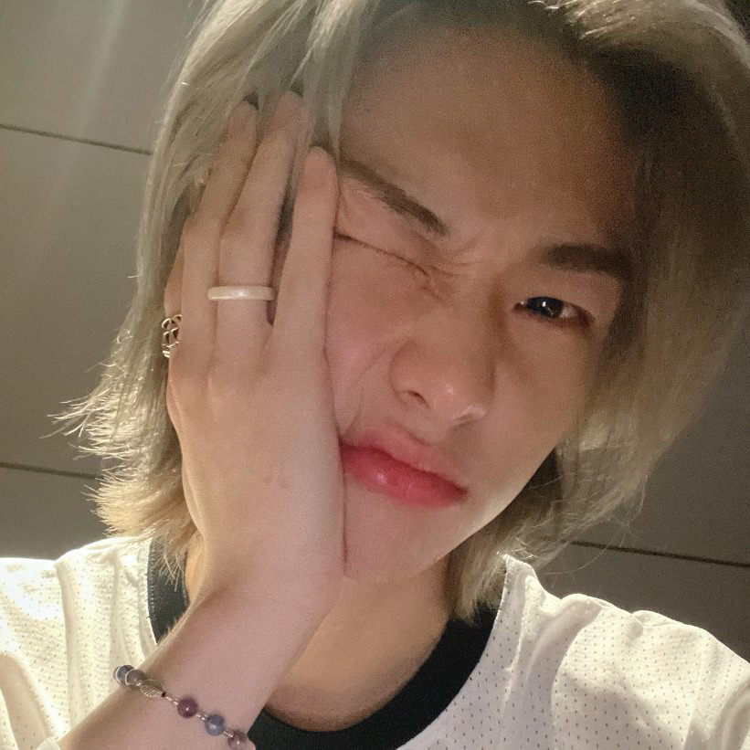 hyunstupib's tweet photo. hermanovios (marto's version)
- au hyunho

la mamá de hyvnjin y el papá de mnho llevan meses saliendo en secreto hasta que deciden mudarse juntos.
los chicos no se llevan bien al conocerse pero tendrán que aprender a convivir... https://t.co/4EiOyXsx8x