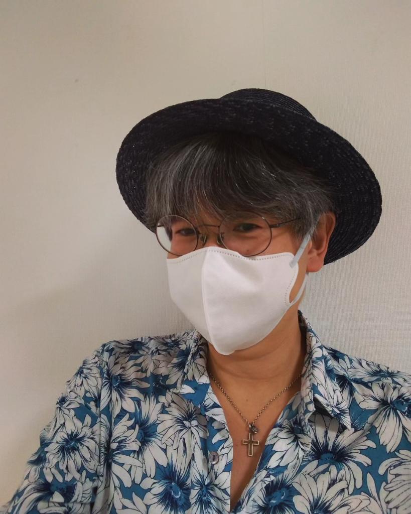inachans's tweet photo. 母の病院の付き添いに来ております。今日は病院混んでるよ。 #おじさん #病院の付き添い #待合室 #ハット #丸眼鏡 #花柄シャツ #katharinehamnettlondon #diesel #tellason #giorgioarmani https://t.co/JOYZgGJVIP