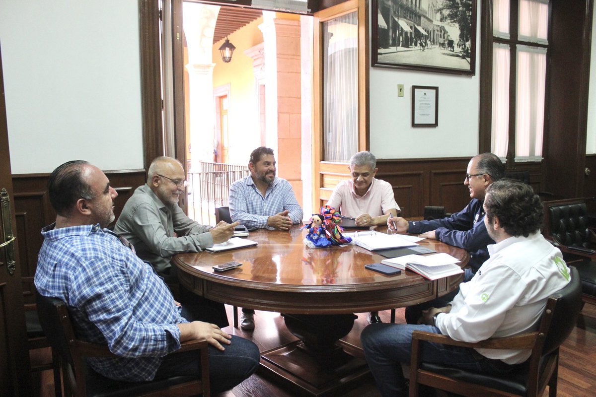 caeqroac's tweet photo. Tuvimos una reunión con el Delegado del Centro Histórico, Octavio Mata, a la cual asistimos integrantes de las gestiones de continuidad que se están realizando con motivo de la restauración de la parroquia de Santiago Apóstol, en el Centro histórico de Querétaro. https://t.co/SDbzXhQgtX