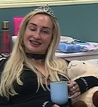 louisecaba's tweet photo. Jaajaj la voy a romper dice la Fran.... 3 Doritos después : Rogando canjes de varias vestimentas jajaajaj #LaResistenciaLulo https://t.co/WfOEhEx1bI