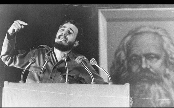El 3 de octubre de 1965 quedó constituido, en acto solemne realizado en el teatro Chaplin, el primer Comité Central del <a href="/PartidoPCC/">Partido Comunista de Cuba</a> <a href="/DiazCanelB/">Miguel Díaz-Canel Bermúdez</a> <a href="/DrRobertoMOjeda/">Dr. Roberto Morales Ojeda</a> <a href="/Granma_Digital/">Periódico Granma</a> 🇨🇺