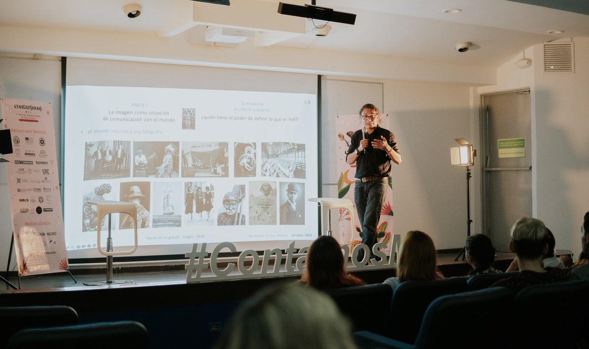 ContarnosMx's tweet photo. 🎓Iniciamos nuestro ciclo de #CharlasUniversitarias hablando de #Fotoperiodismo. 

El fotógrafo documental #CarlosLicón nos hizo viajar por la historia de la imagen hasta llegar al fotoperiodismo hecho desde Sonora.

Gracias al @TECcampusSON por abrir sus puertas al #Contarnos 
y al maestro @gonmurua por su apoyo.

#ContarnosMx 2023