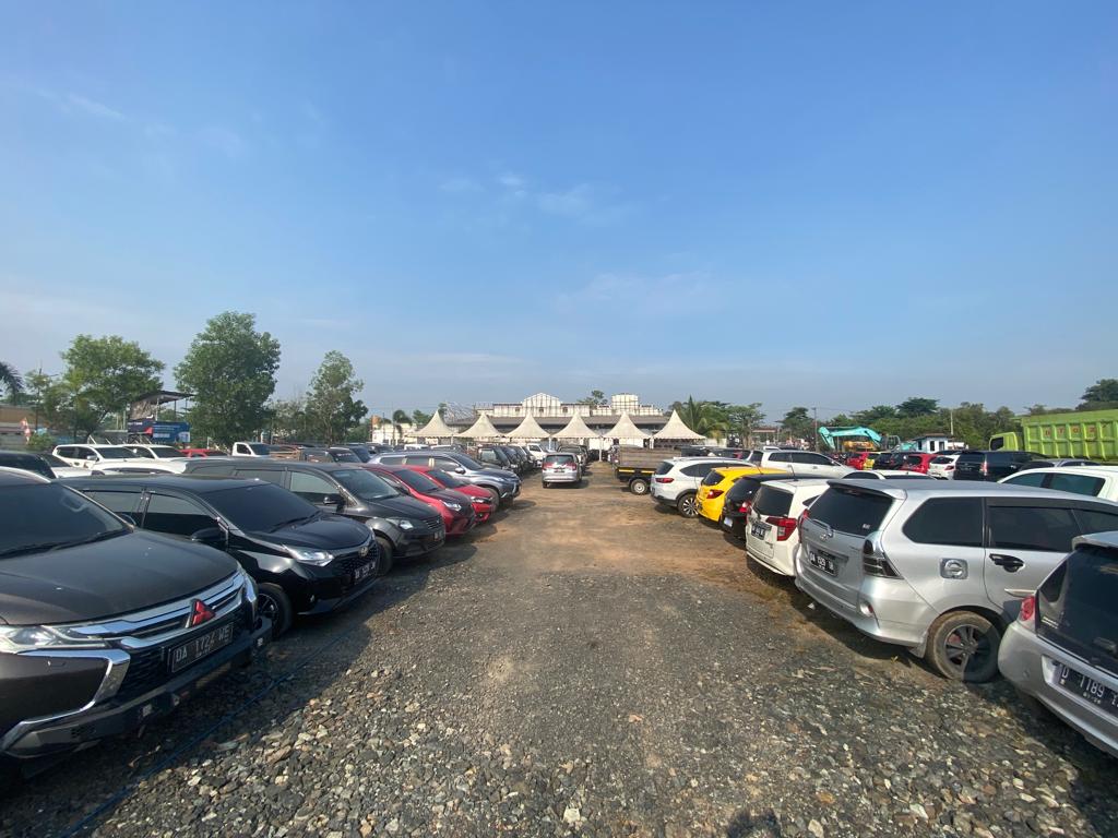 jba_auction's tweet photo. Cabang JBA Indonesia di Banjarmasin kayak gimana sih? Nah, kita spill nih parkiran unit kita di cabang Banjarmasin. Cocok buat kamu yang cari mobil bekas, JBA indonesia bisa jadi pilihan terbaik nih! Buruan melipir ke cabang kita di Banjarmasin yuk!

 #lelangjba #lelangkalimantan https://t.co/e5QEVFed7W