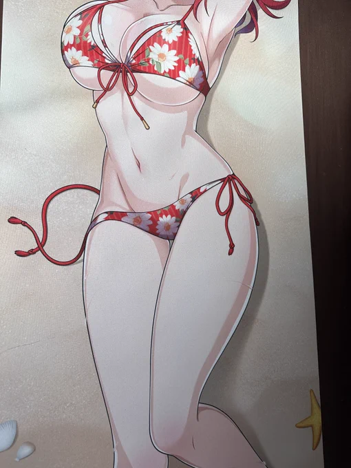 例のものがついに届きました。デカすぎてとりあえず布団に寝かせたんだけど、あかんこれ。えっちすぎる。#咲宮入華等身大タペストリー 