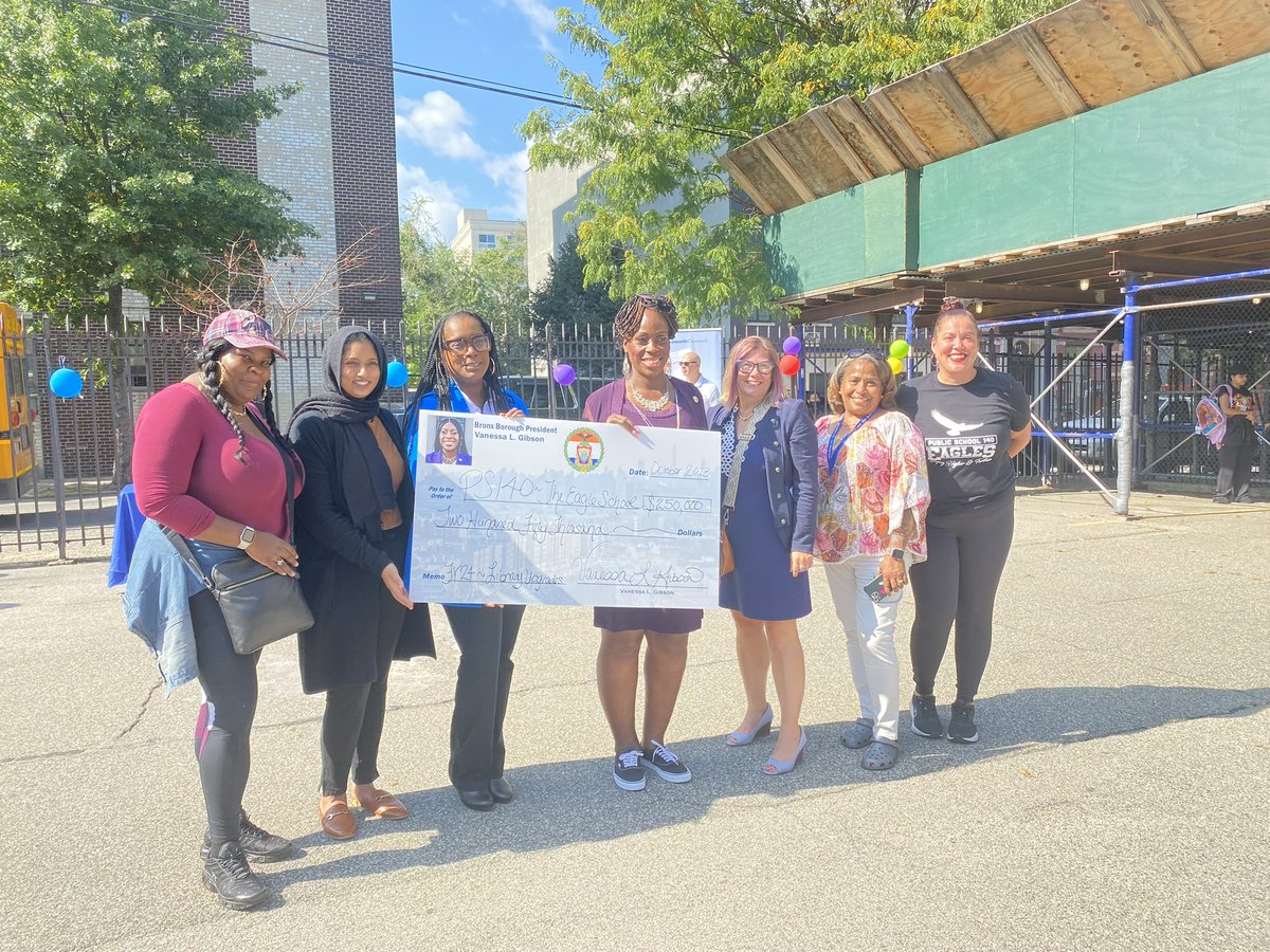 Amazing Community event sponsored by BBP Gibson happened at PS 140 today. Thank you to Vanessa Gibson for gifting 250K for library renovations! @D8Connect @NYCSchools @DOEChancellor @PS140XEagle