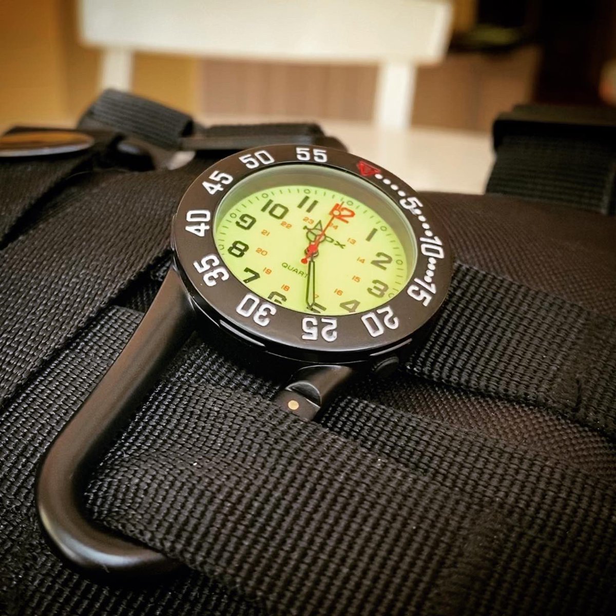 WatchWitt's tweet photo. Fun little carabiner watch! https://t.co/UuGj3iLA6y https://t.co/3iDzMEYomE