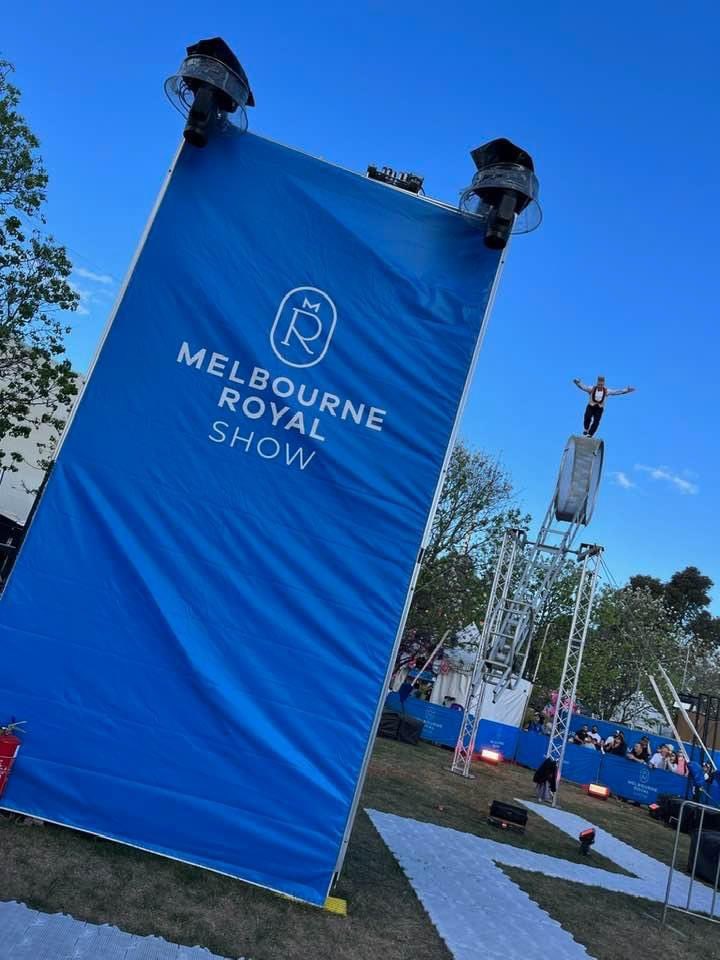 BelloNock's tweet photo. That’s a wrap for my fourth appearance at the #MelbourneRoyalShow!!! That first photo on the right is from Sam &amp; Emma who came to see me my first time here back 11 years ago! I got to take another photo with Emma this year!  She’s all grown up… &amp; I look exactly the same!  🤣😉 https://t.co/xqFhlhkHeE