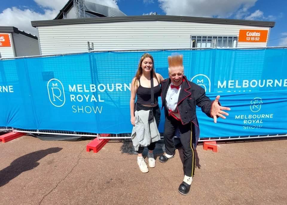 BelloNock's tweet photo. That’s a wrap for my fourth appearance at the #MelbourneRoyalShow!!! That first photo on the right is from Sam &amp; Emma who came to see me my first time here back 11 years ago! I got to take another photo with Emma this year!  She’s all grown up… &amp; I look exactly the same!  🤣😉 https://t.co/xqFhlhkHeE