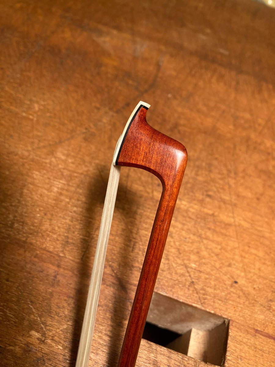StringsPrima's tweet photo. アルシェ　４０thアニバーサリー・ボウ第１弾入荷です！
Toute初期モデル/金黒檀¥550,000

エレガントなヘッド・フロッグ周り、まさしく”クラシックな”雰囲気を持つトルテ初期モデルを再現。音色の華麗さ、モダンスタイルの弓とは一線を画す雅やかさが魅力です。 https://t.co/JYuboYwQ2M
