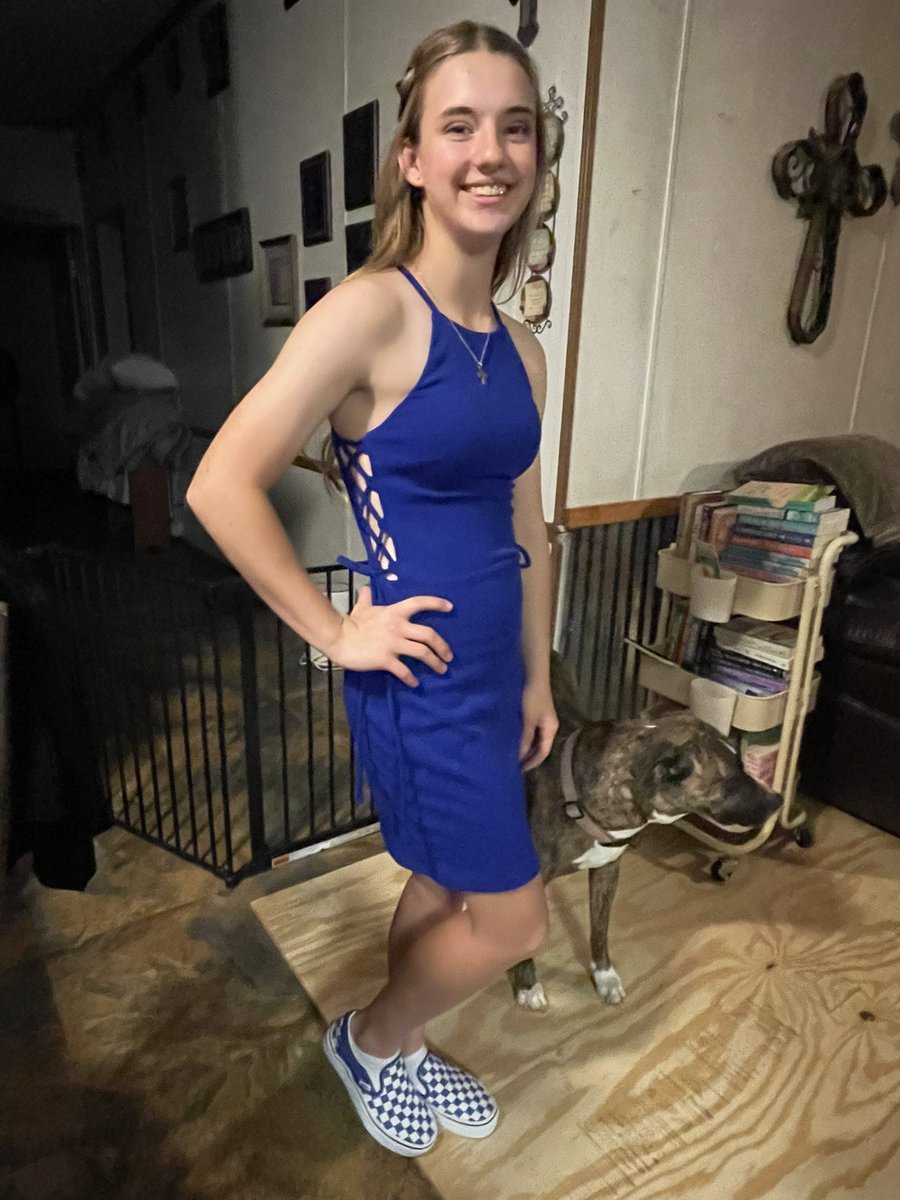 1bugsmom's tweet photo. HOCO 2023 💚💙💚her!!! https://t.co/DmKEIAyIXb