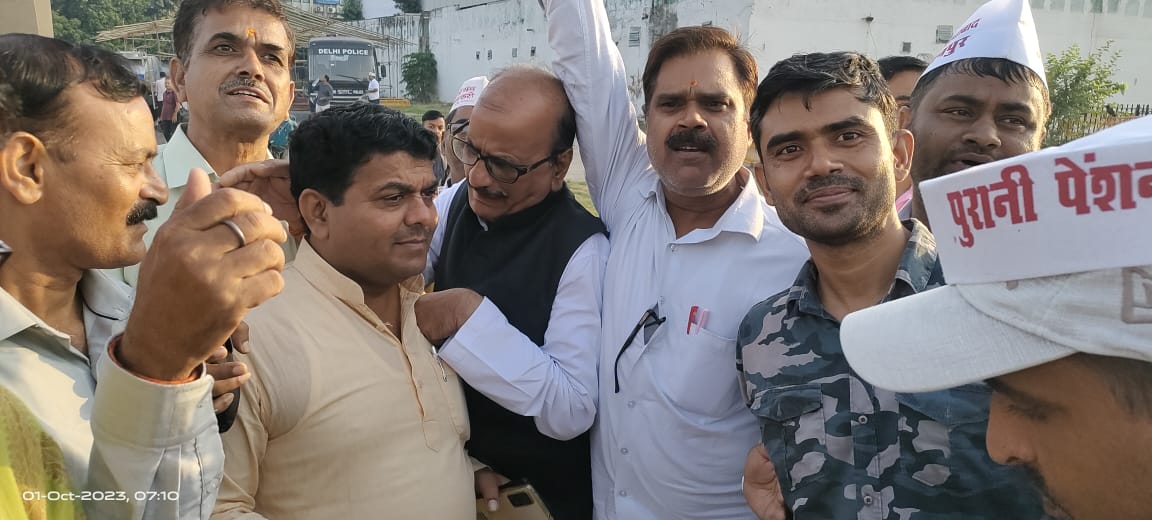 vinay_yahoo's tweet photo. पुरानी पेंशन योजना के लिए रामलीला मैदान दिल्ली में आयोजित इस महारैली में अमर उजाला द्वारा ली गई इस तस्वीर में हम भी है । कौन - कौन मुझे पहचान रहा है ??

साथ में कुछ और फोटो जो मेरे साथियों द्वारा ली गई है 😎 https://t.co/5wOzWahX8d
