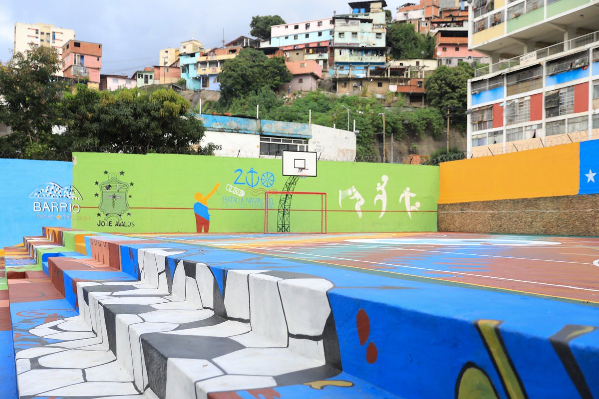 Ver las imágenes de la Unidad Educativa “José Ávalos” en El Valle, me trae muchos recuerdos. Muy pronto iré a pintar en la cancha, un mural que hice hace tiempo. Así que le anuncio a la comunidad, a mis vecinos y vecinas de El Valle que más temprano que tarde los visitaré.
