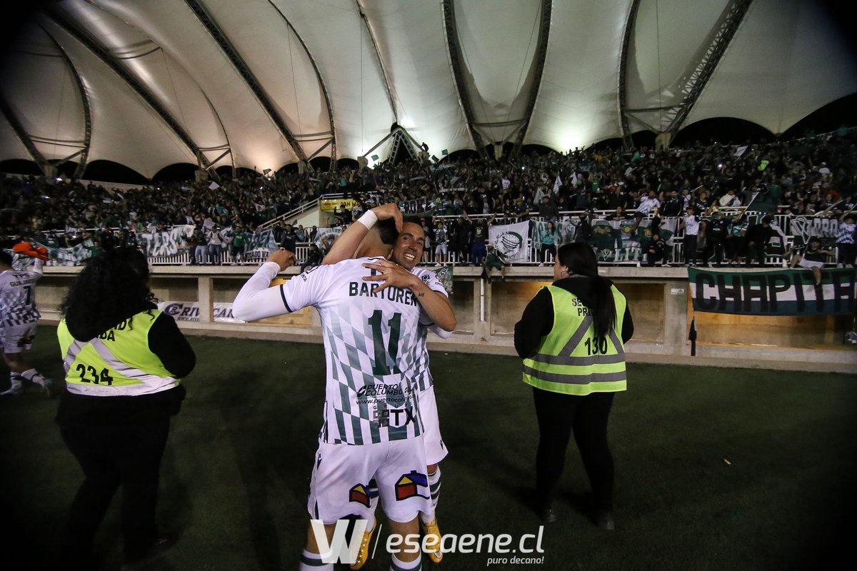 eseaenecl's tweet photo. Santiago Wanderers de Valparaíso celebra en el Lucio Fariña Fernández luego de un gol agónico de Milton Alegre frente a Barnechea.

A no decaer muchachos, queda todavía ¡Vamos Decano! |BAR 0-1 SW| #SWvsBAR #VolveremoSW #SW2023.

📷: Cristian Andaur. https://t.co/J1QunCkEMn