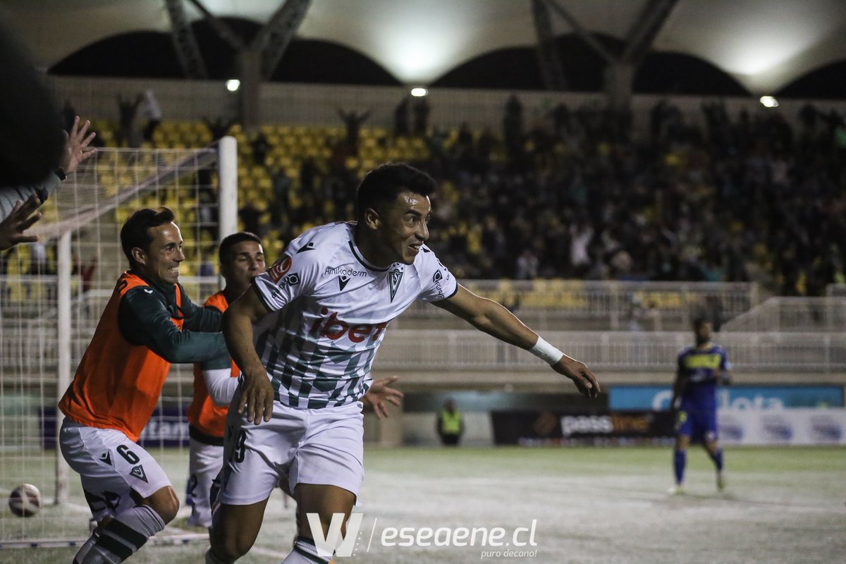 eseaenecl's tweet photo. Santiago Wanderers de Valparaíso celebra en el Lucio Fariña Fernández luego de un gol agónico de Milton Alegre frente a Barnechea.

A no decaer muchachos, queda todavía ¡Vamos Decano! |BAR 0-1 SW| #SWvsBAR #VolveremoSW #SW2023.

📷: Cristian Andaur. https://t.co/J1QunCkEMn