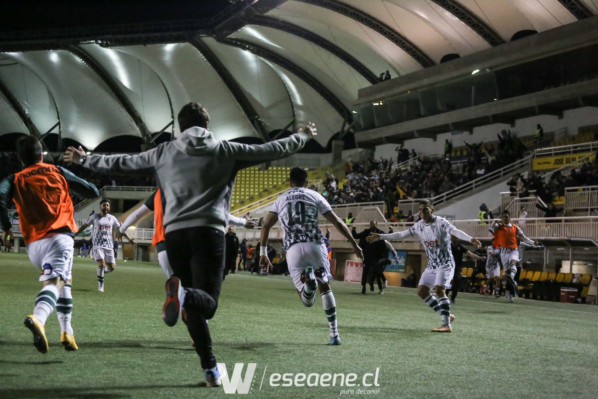 eseaenecl's tweet photo. Santiago Wanderers de Valparaíso celebra en el Lucio Fariña Fernández luego de un gol agónico de Milton Alegre frente a Barnechea.

A no decaer muchachos, queda todavía ¡Vamos Decano! |BAR 0-1 SW| #SWvsBAR #VolveremoSW #SW2023.

📷: Cristian Andaur. https://t.co/J1QunCkEMn