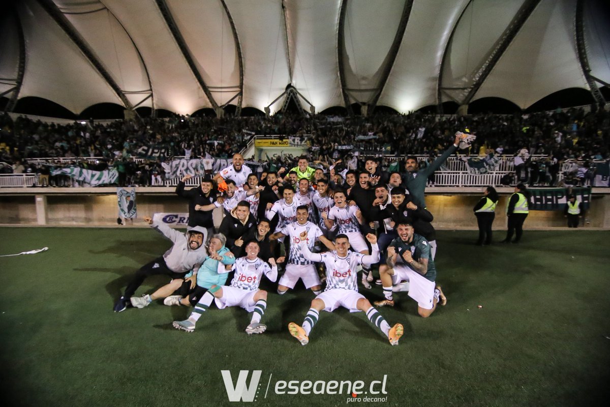 eseaenecl's tweet photo. Santiago Wanderers de Valparaíso celebra en el Lucio Fariña Fernández luego de un gol agónico de Milton Alegre frente a Barnechea.

A no decaer muchachos, queda todavía ¡Vamos Decano! |BAR 0-1 SW| #SWvsBAR #VolveremoSW #SW2023.

📷: Cristian Andaur. https://t.co/J1QunCkEMn