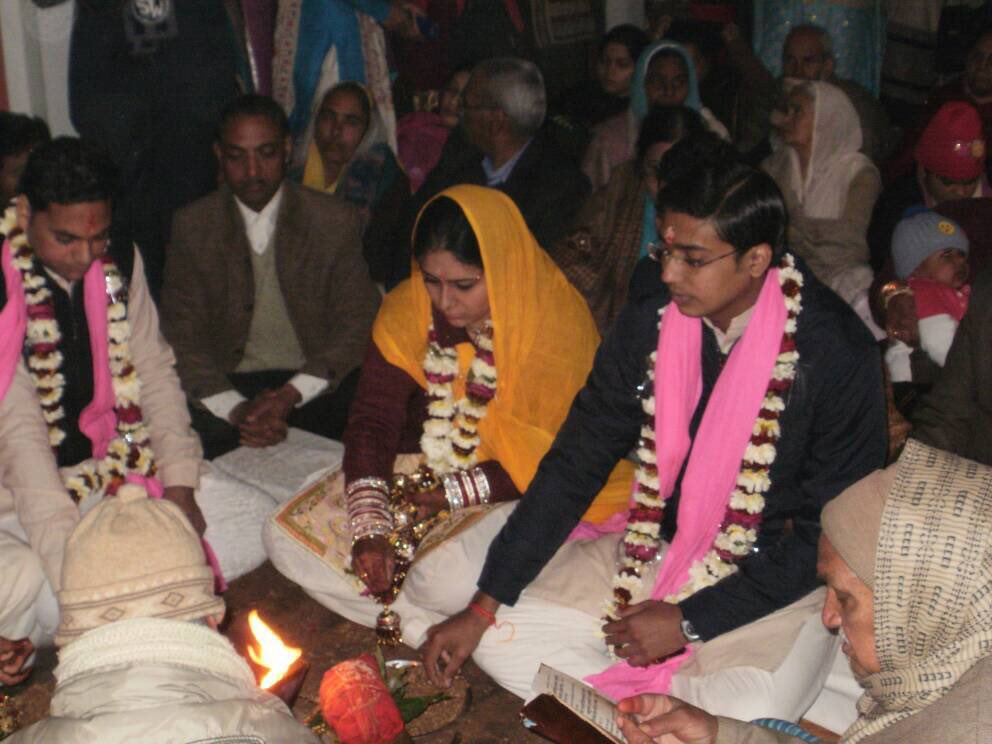 Ruchi08441846's tweet image. अग्नि को साक्षी मानकर अग्निकुंड के सात फेरे लेना और एक-दूसरे के परमार्थी कार्यों में हमेशा सहायक होने के वादों के साथ विवाह संपन्न... पूर्णतः सदभक्ति रीति.... कितना सरल, कितना मितव्ययता .... एक आदर्श प्रचलन☺️💕🙏