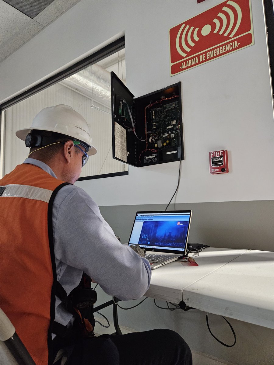 Maverick81s's tweet photo. Minteando FIAT!!! Programacion de panel S3 Gamewell by Honeywell!!! #gamewell #honeywell #FireAlarm https://t.co/HTmwelttK5
