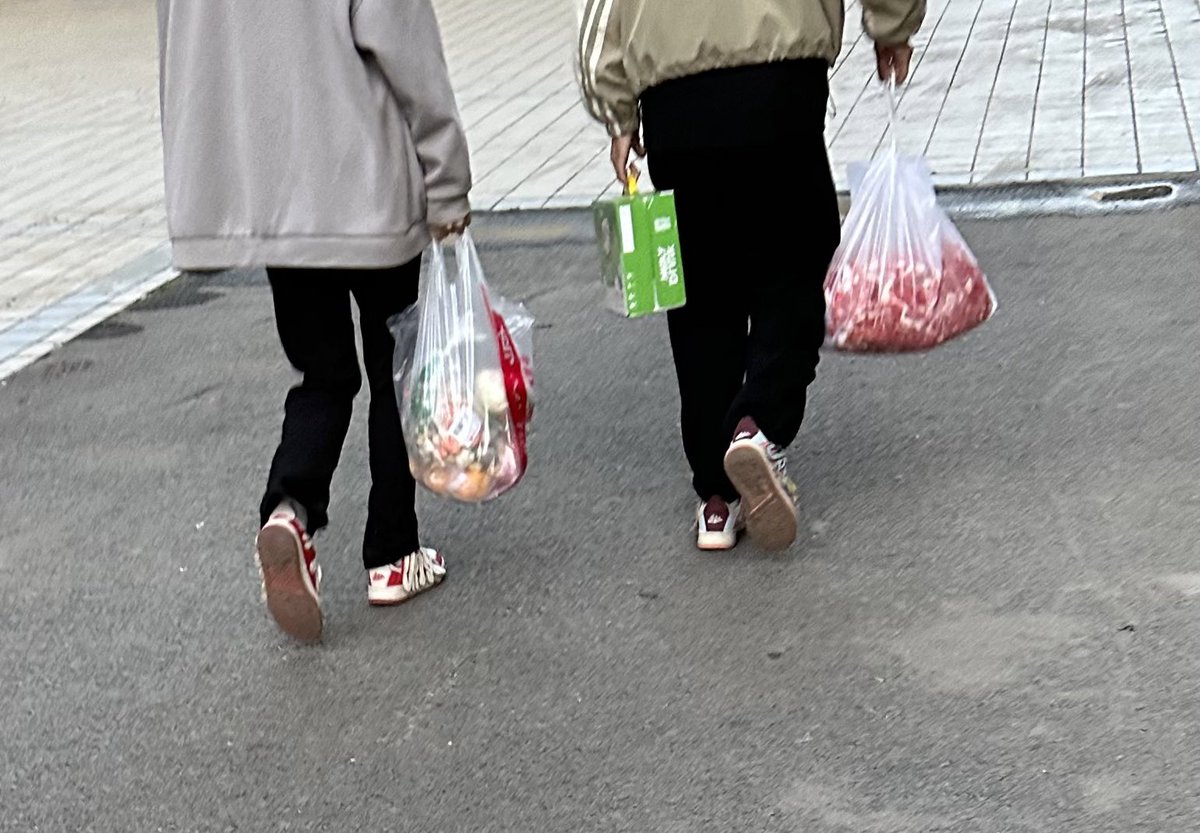 人生何处不相逢啊！ 昨天在路上碰到了一对特漂亮的姐妹花，脚上的鞋子也是我喜欢的， 今天就扫到了🤣 必须射在妹妹的鞋垫上（怕被发现，就射上去一点点）  #扫楼 #原味  #射鞋 https://t.co/hcUi45s57w