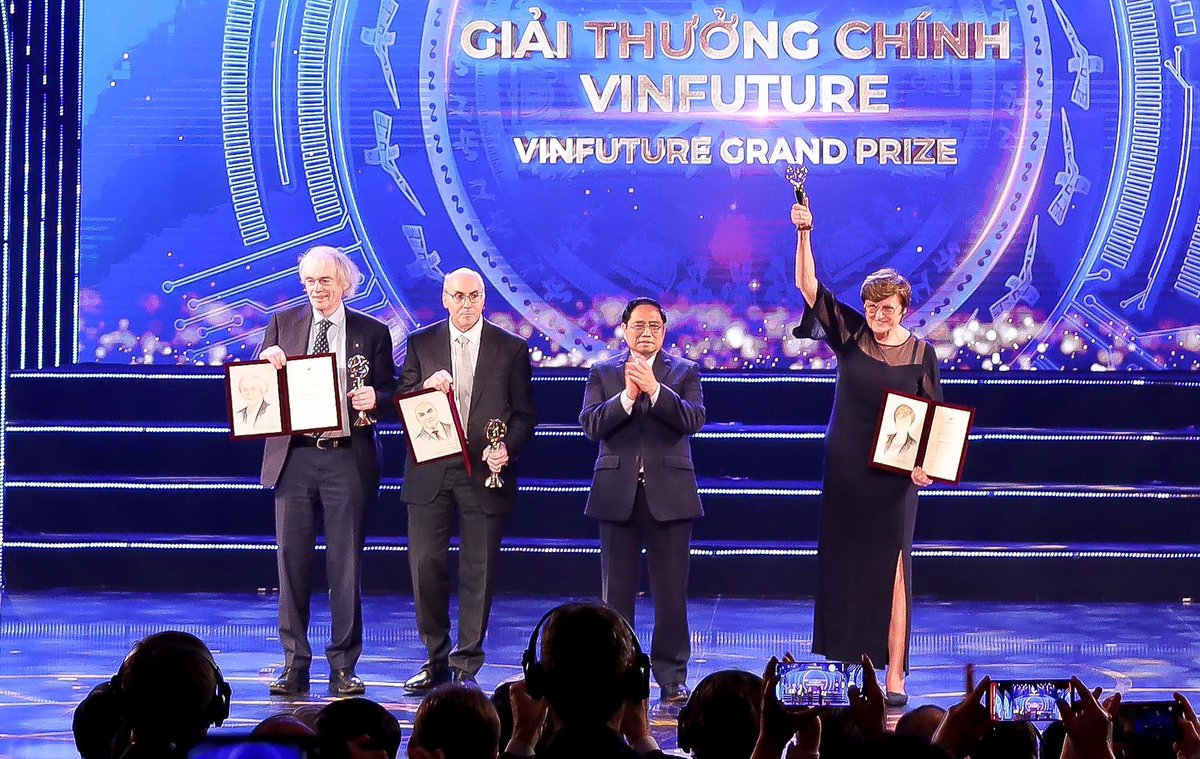 DzLe77's tweet photo. 2022 #Vinfuture Grand Prize ($3m) laureate, Prof. Koriko won 2023 Nobel Prize.
When she was in Hanoi, Vietnam for the prize, she met Vietnamese classmates/roommates who come to her birth country, Hungary in 1970s for higher education. https://t.co/pn1XXvwvsq