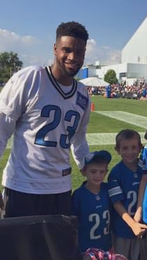 a_gleason8's tweet photo. @bigplay24slay this kids favorite player is still 2-3.  Now it’s finally his turn in MS football. Thank you for taking this photo with him many years ago - one of his best memories and where his love of the game started. 💯🏈 https://t.co/nlSJ4iSiC6