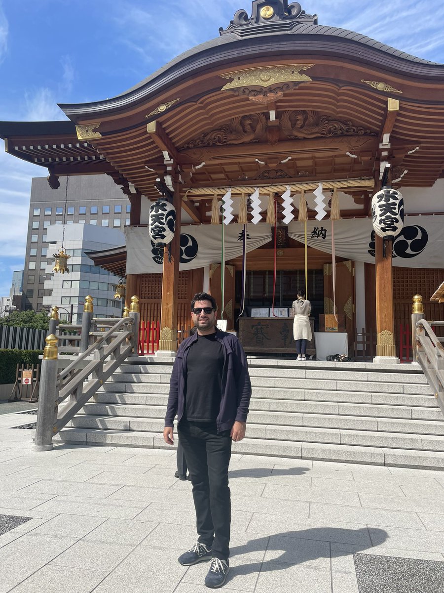 Tokyo 🇯🇵
.
.
.
#tokyo #tokio #japan #japon #guitar #classicalguitar #guitarist #touring #touringartist  #travelphotography #traveltheworld #musician #guitarraclasica #guitarrista #architecture #temple #classicalmusicians