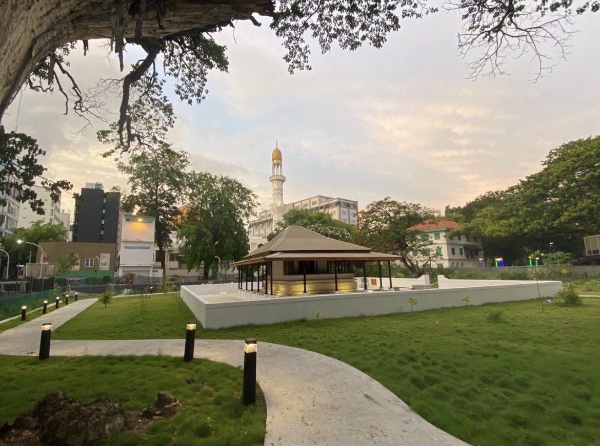 yumna_maumoon's tweet image. ސަރުކާރު ބަދަލުވި ނަމަވެސް ޤާނޫނާއި  އެއްގޮތަށް ސަގާފީ ތަރިކަ ރައްކާތެރިކުރެވި، ސަގާފީ ފަތުރުވެރިކަމާއި ފަންނުވެރިކަމުގެ  ދާއިރާ ކުރިއަރުވުމުގެ މަސައްކަތްތައް ކުރެވިގެން  ދާނެ ކަމަށް އަޅުގަނޑު އުއްމީދު ކުރަން.
#CulturalHeritage 
#CulturalTourism
#ArtsDevelopment