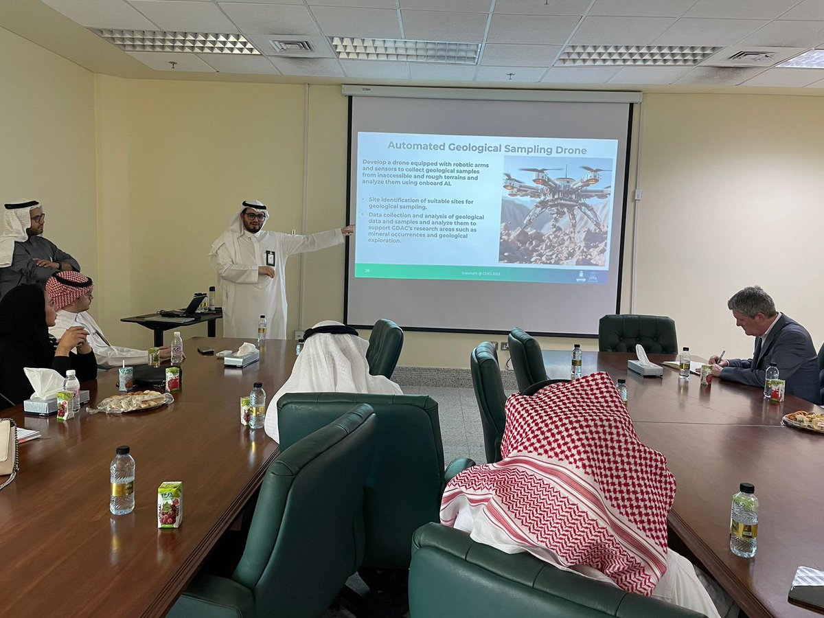 arca_kau's tweet photo. استقبلت ادارة شؤون المراكز البحثية وفد هيئة المساحة الجيولوجية في رحاب الجامعة وذلك لتفعيل سبل التعاون من خلال زيارة عدد من المراكز البحثية المتخصصة في مجال الذكاء الاصطناعي وعلم الجيولوجيا والاستفادة من ممكنات النجاح المتوفرة بالجامعة. https://t.co/YJQWqsb1ow