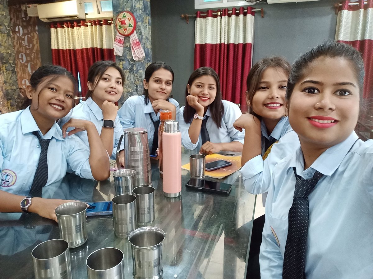 Ruhani144's tweet photo. Buddies https://t.co/AaDT60WbQs