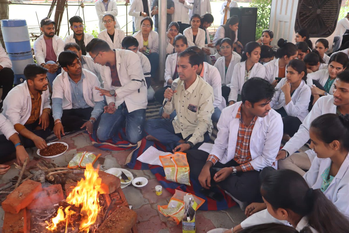 Bhupend20973003's tweet photo. निजी संस्थान की तरह छात्रों से भारत में सबसे ज्यादा फीस वसूली करती है राष्ट्रीय आयुर्वेद संस्थान।
लेकिन छात्रों के उचित स्टाइपेंड की मांग पर कुलपति और केंद्र सरकार चुप्पी क्यों साध लेते है।
@DainikBhaskar 
@moayush 
@NIAJaipur 
@sarbanandsonwal 
@vaidyakotecha 
@DrMunjparaBJP https://t.co/h8KUxZBe92